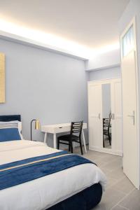 una camera con letto, tavolo e sedie di Guest Rooms Diamant Biel/Bienne a Biel