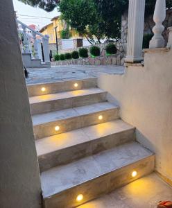 um conjunto de escadas com luzes sobre eles em Nice Apartment em Marmaris