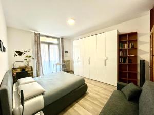 una camera con letto e divano di [AlpinHome] Family & Friends a Trento