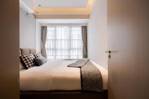 Cama o camas de una habitación en 岗厦汇花园行政公寓酒店-深圳福田会展中心岗厦地铁站店