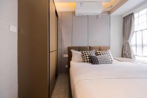 Cama o camas de una habitación en 岗厦汇花园行政公寓酒店-深圳福田会展中心岗厦地铁站店
