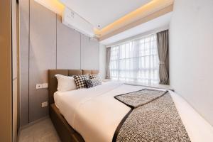 Cama o camas de una habitación en 岗厦汇花园行政公寓酒店-深圳福田会展中心岗厦地铁站店