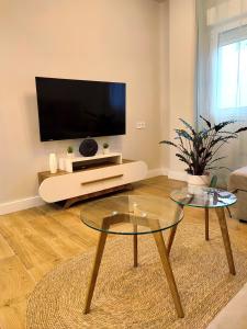 sala de estar con TV y mesa de centro en Sweet Aviles Apartamento, en Avilés