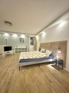 ein Schlafzimmer mit einem großen Bett in einem Zimmer in der Unterkunft AR Living Vienna Klosterneuburger Studios in Wien