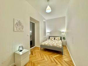 ein kleines Schlafzimmer mit einem Bett in einem Zimmer in der Unterkunft AR Living Vienna Apartments & Suites in Wien