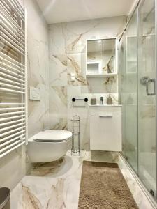 uma casa de banho com um WC, um lavatório e um chuveiro em AR Living Vienna Apartments & Suites em Viena
