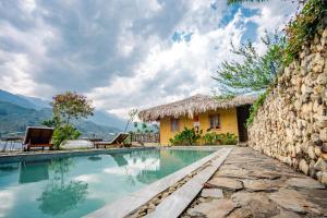 een villa met een zwembad en een huis bij Sapa Eco Bungalows & Spa in Sa Pa