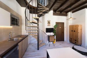 cocina con escalera de caracol y sala de estar en Apartamentos Simba, en Málaga