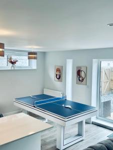 a ping pong table in a room with a ping pong ball at Luxury Town Centre House, Faversham in Faversham