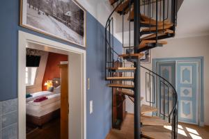 escalera de caracol en una habitación con dormitorio en Altstadt Palais en Weimar