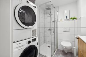 a washing machine in a bathroom with a toilet at Zentrale, Große & Moderne Unterkunft in Koblenz in Koblenz