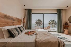 Posteľ alebo postele v izbe v ubytovaní Ostrako Beachside Suites
