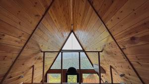 ventana grande en una habitación con pared de madera en Private Cottage in Tbilisi Area - Napetvrebi Hills en Mskhaldidi