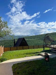 - Vistas a una casa con valla y parque infantil en Private Cottage in Tbilisi Area - Napetvrebi Hills en Mskhaldidi