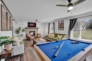 una sala de estar con una mesa de billar. en Pool Table - Game Room - Spacious Home in Poconos en Pocono Summit