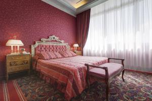 Postel nebo postele na pokoji v ubytování Borgo Palace Hotel