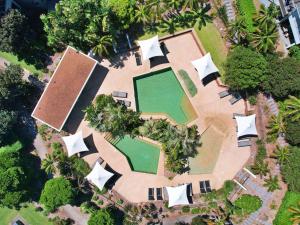 una vista aérea de una piscina en un parque en Pullman Magenta Shores Resort, en The Entrance