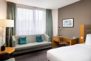 Postel nebo postele na pokoji v ubytování DoubleTree by Hilton Luxembourg