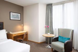 Postel nebo postele na pokoji v ubytování DoubleTree by Hilton Luxembourg