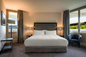Postel nebo postele na pokoji v ubytování DoubleTree by Hilton Luxembourg