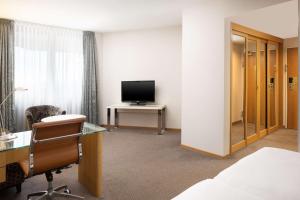 TV a/nebo společenská místnost v ubytování DoubleTree by Hilton Luxembourg