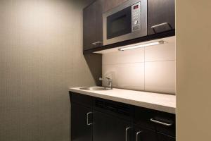 Kuchyň nebo kuchyňský kout v ubytování DoubleTree by Hilton Luxembourg