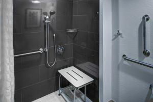 La salle de bains est pourvue d'une douche et de toilettes. dans l'établissement Hyatt House Sterling/Dulles Airport North, à Sterling