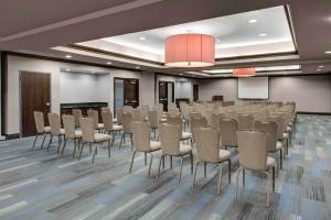 uma sala de conferências com filas de cadeiras e um pódio em Hyatt House Sterling/Dulles Airport North em Sterling