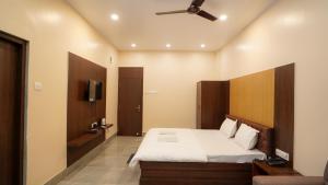 Hotel New Sagar Priya !! Beachfront with Swimming Pool !!客房内的一张或多张床位