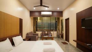 Hotel New Sagar Priya !! Beachfront with Swimming Pool !!的电视和/或娱乐中心