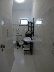 a bathroom with a sink and a toilet at Casa do Henrique in Troviscais