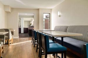 uma sala de jantar com mesa e cadeiras em La Quinta Inn by Wyndham Waldorf em Waldorf