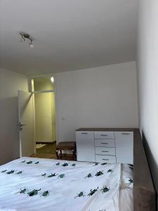 Ein Bett oder Betten in einem Zimmer der Unterkunft Rogatica Trg oslobodilaca