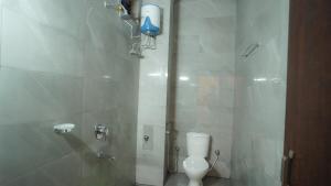 Hotel New Sagar Priya !! Beachfront with Swimming Pool !!的一间浴室
