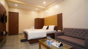 Hotel New Sagar Priya !! Beachfront with Swimming Pool !!的休息区