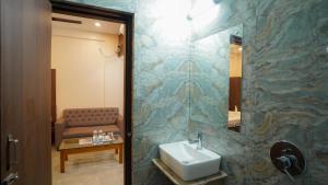 Hotel New Sagar Priya !! Beachfront with Swimming Pool !!的一间浴室