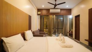 Hotel New Sagar Priya !! Beachfront with Swimming Pool !!客房内的一张或多张床位