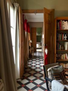 a living room with a checkered floor and a window at Belle maison, 3 chambres,avec un bassin, un jardin , dans le centre historique in Montpellier