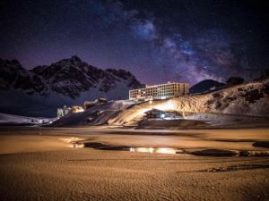 un hotel en una playa bajo un cielo estrellado en Frutt Mountain Resort, en Frutt