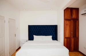 Tempat tidur dalam kamar di Two Bedroom House With free WiFi in Masaki