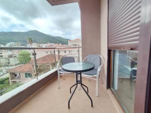 布德瓦的住宿－Apartment Adrialux，美景阳台配有桌椅