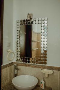 達累斯薩拉姆的住宿－Two Bedroom House With free WiFi in Masaki，一间带水槽和镜子的浴室