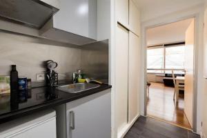 eine Küche mit einer Spüle und einer Arbeitsplatte in der Unterkunft Appartement à Bruxelles in Brüssel