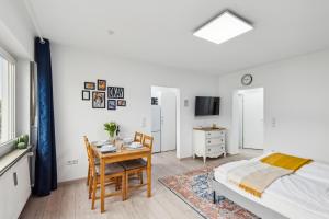 a bedroom with a bed and a table and chairs at Moderne, Zentrale und Gemütliche Unterkunft in Koblenz