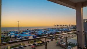 迪卡Hotel New Sagar Priya !! Beachfront with Swimming Pool !!的享有海滩美景,配有蓝伞