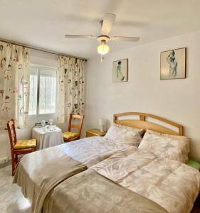 1 dormitorio con 1 cama grande y 1 mesa en Apartment Sunny Albir en Albir