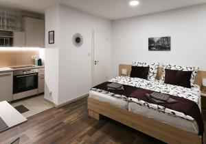 a bedroom with a bed and a kitchen at Nice Home Apartment 2 in Abda