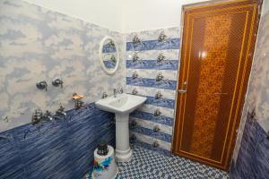 uma casa de banho com um lavatório e um chuveiro em JUNGLE STAR MANSION em Kaziranga