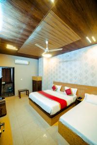a bedroom with two beds in a room at HOTEL METRO REGENCY INN in Jaipur