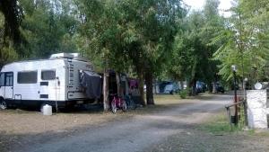 uma caravana estacionada na berma de uma estrada em Camping Ulisse Calabria em Lamezia Terme